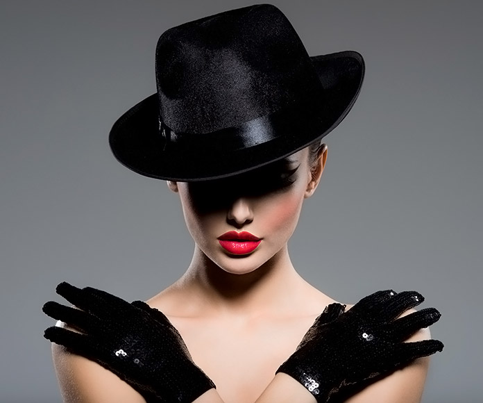 Modelo con guantes y sombrero negros