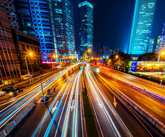 Autopista urbana en plena noche.