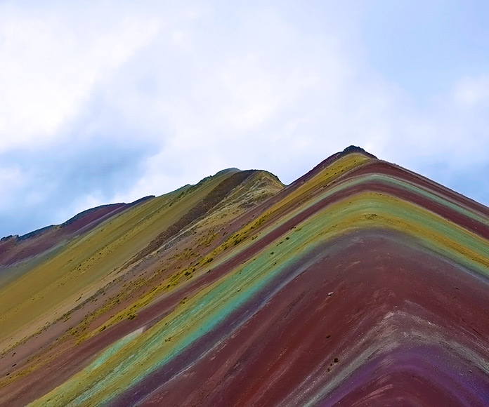 montaña de colores en la ruta roja de Cuzco, Perú