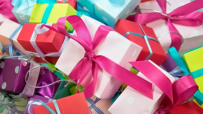 montaña de paquetes de regalo