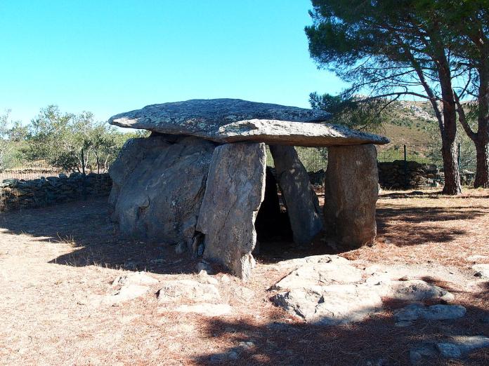 Monumentos prehistóricos - Dolmen de la Creu d’en Cobertella - Gerona