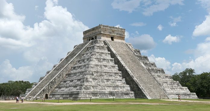Monumentos prehistóricos - Pirámide de Kukulkán - México