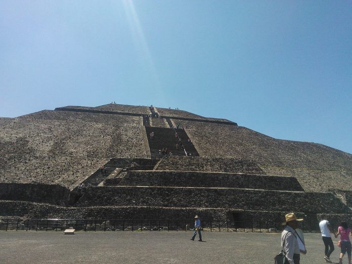 Monumentos prehistóricos - Pirámide del Sol de Teotihuacán - México