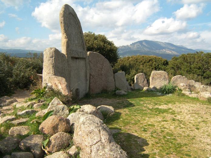 Monumentos prehistóricos - S'Ena'e Thomes - Cerdeña