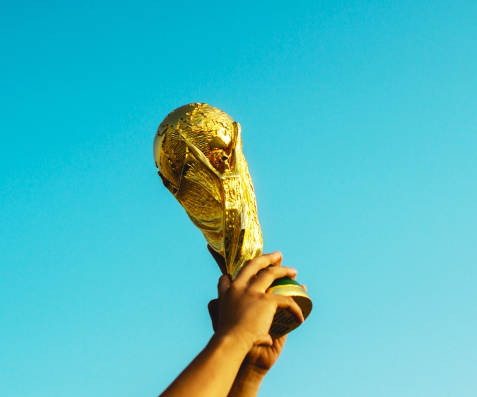 La Copa del Mundo siendo sostenida en el aire.