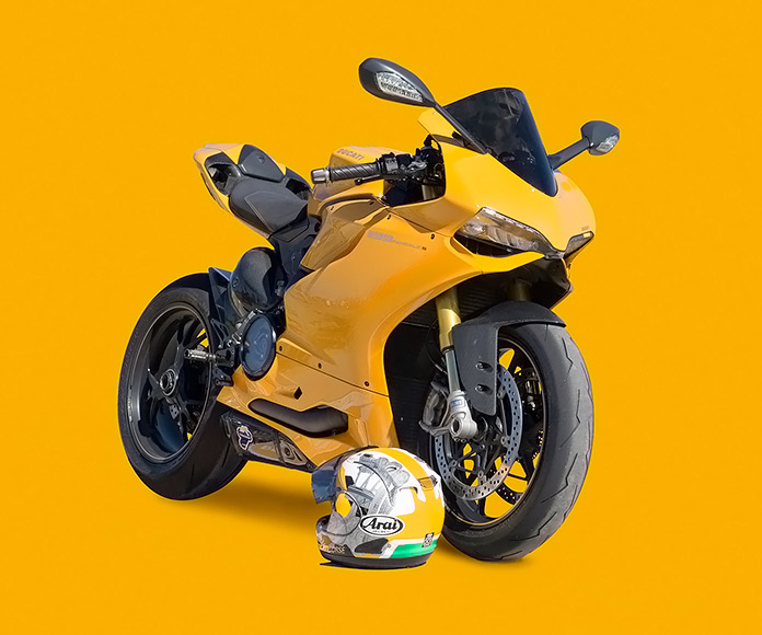 moto amarilla junto a un casco
