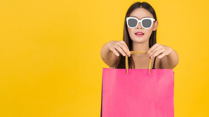 chica joven sujetando una bolsa de compra