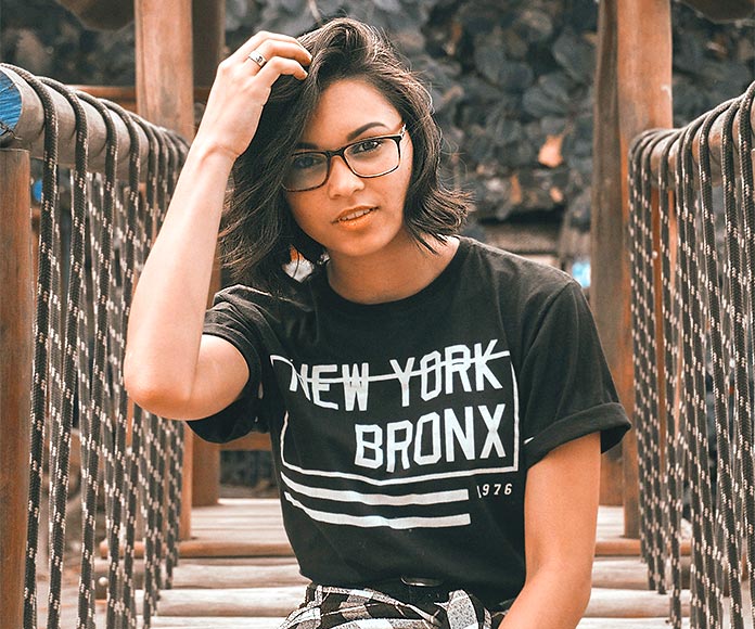 Mujer con camiseta de New York Bronx