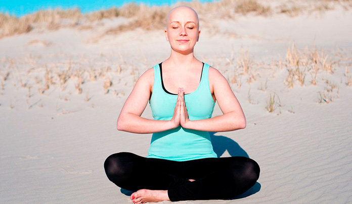 Mujer con cáncer meditando 
