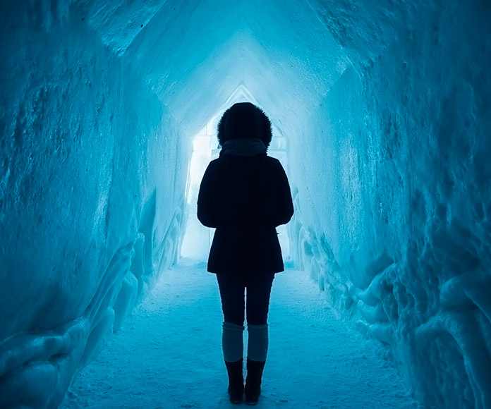 mujer en el interior de una casa de hielo