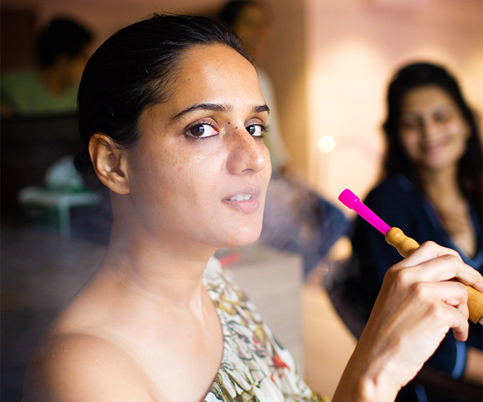 Mujer fumando de una cachimba o shisha