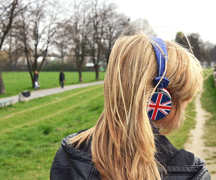 Mujer rubia con cascos con la bandera del Reino unido