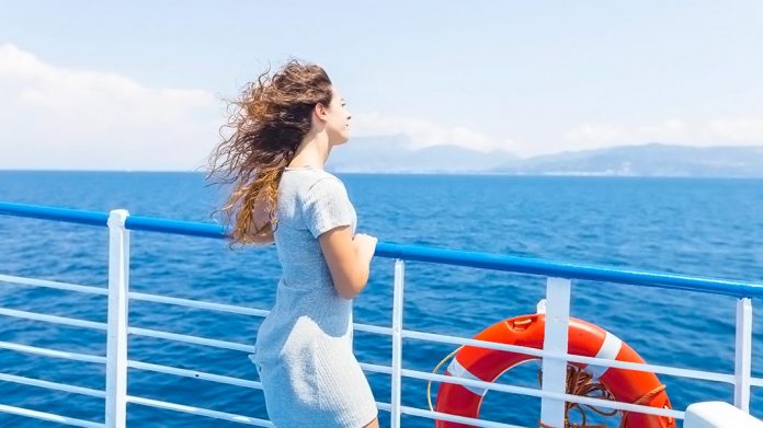 mujer en la cubierta de un crucero