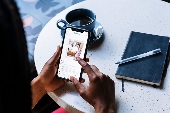 mujer viendo Instagram en su teléfono móvil