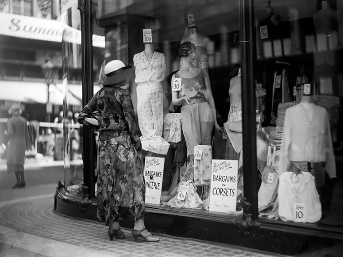 Mujer mirando el escaparate de un almacén