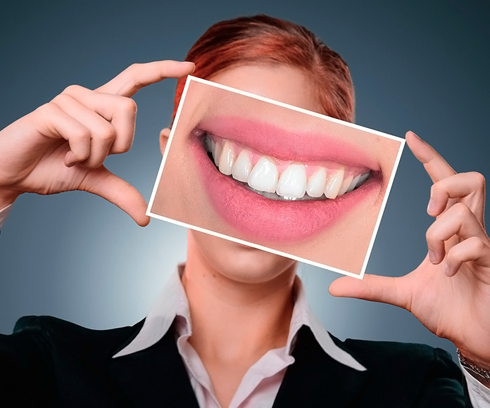 mujer mostrando una foto de sus dientes