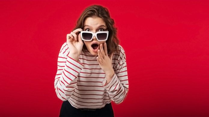 chica con gafas de sol sorprendida