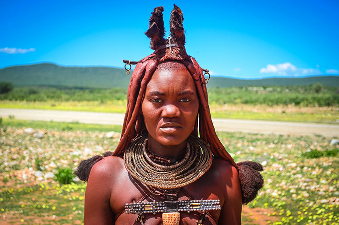 Mujer himba ataviada con adornos típicos