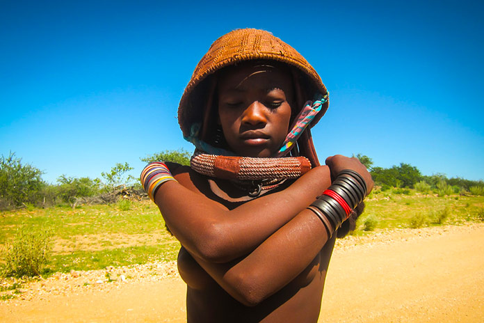 Joven himba de una tribu de Angola posando para la cámara