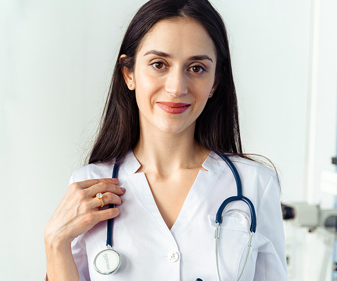 Mujer médico con estetoscopio