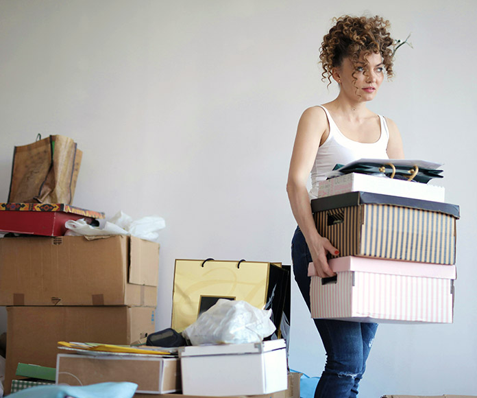 Mujer ordenando y recogiendo cajas con objetos