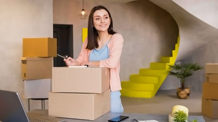 mujer decorando una casa