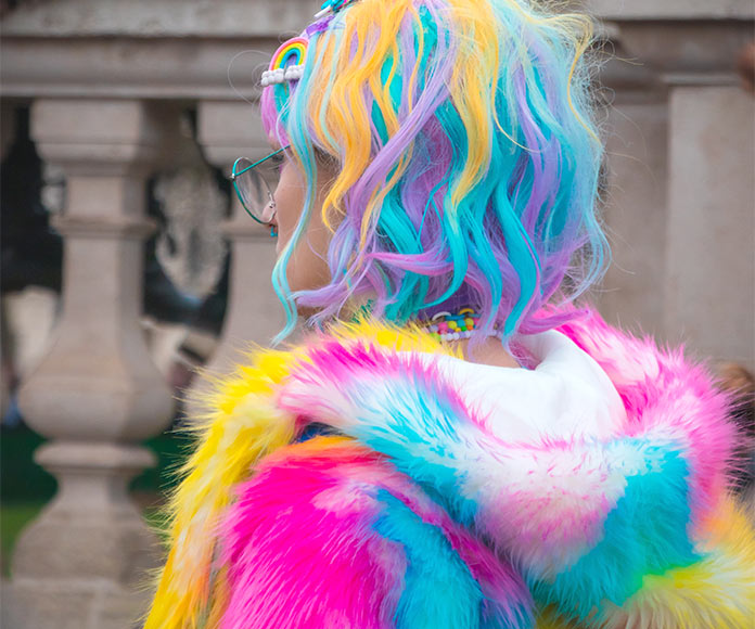 Mujer con el pelo y la ropa de colores llamativos