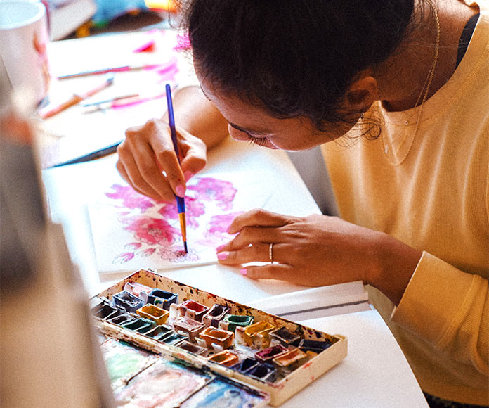 Mujer pintando con acuarelas