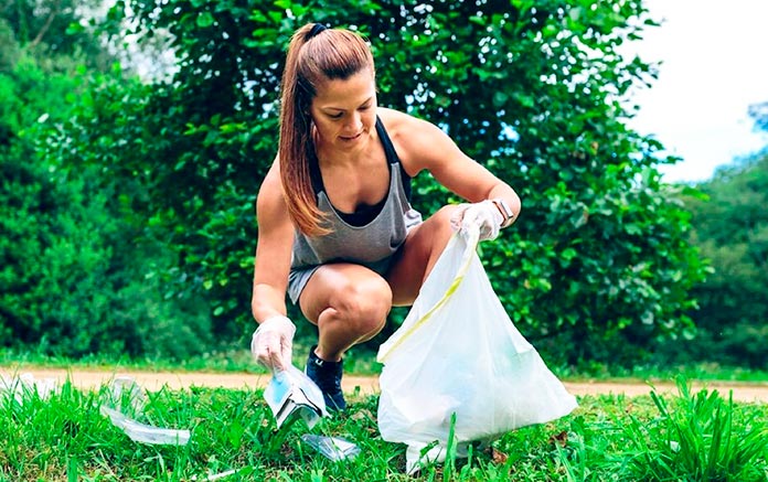 Mujer recogiendo basura