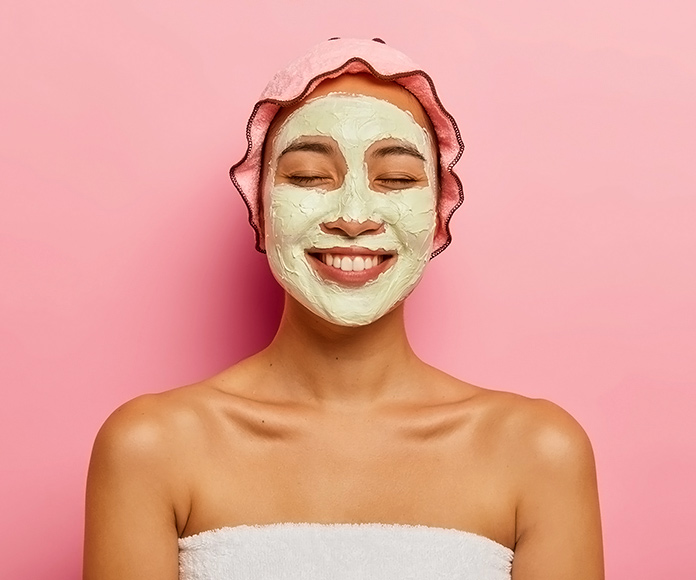 mujer sonriente recibiendo un tratamiento de Spa