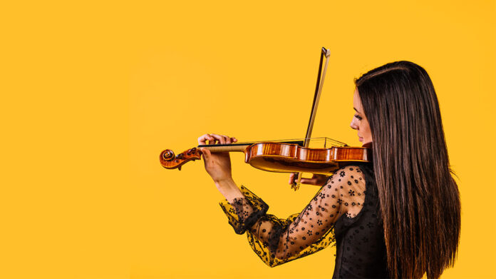 mujer tocando el violín
