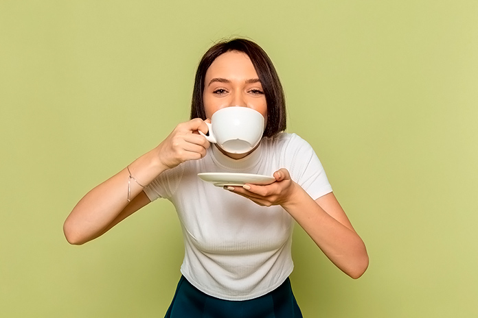 mujer tomando té