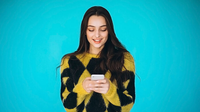 mujer usando el teléfono móvil