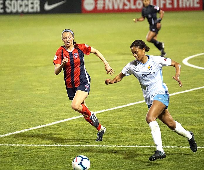 Mujeres jugando un partido de fútbol profesional