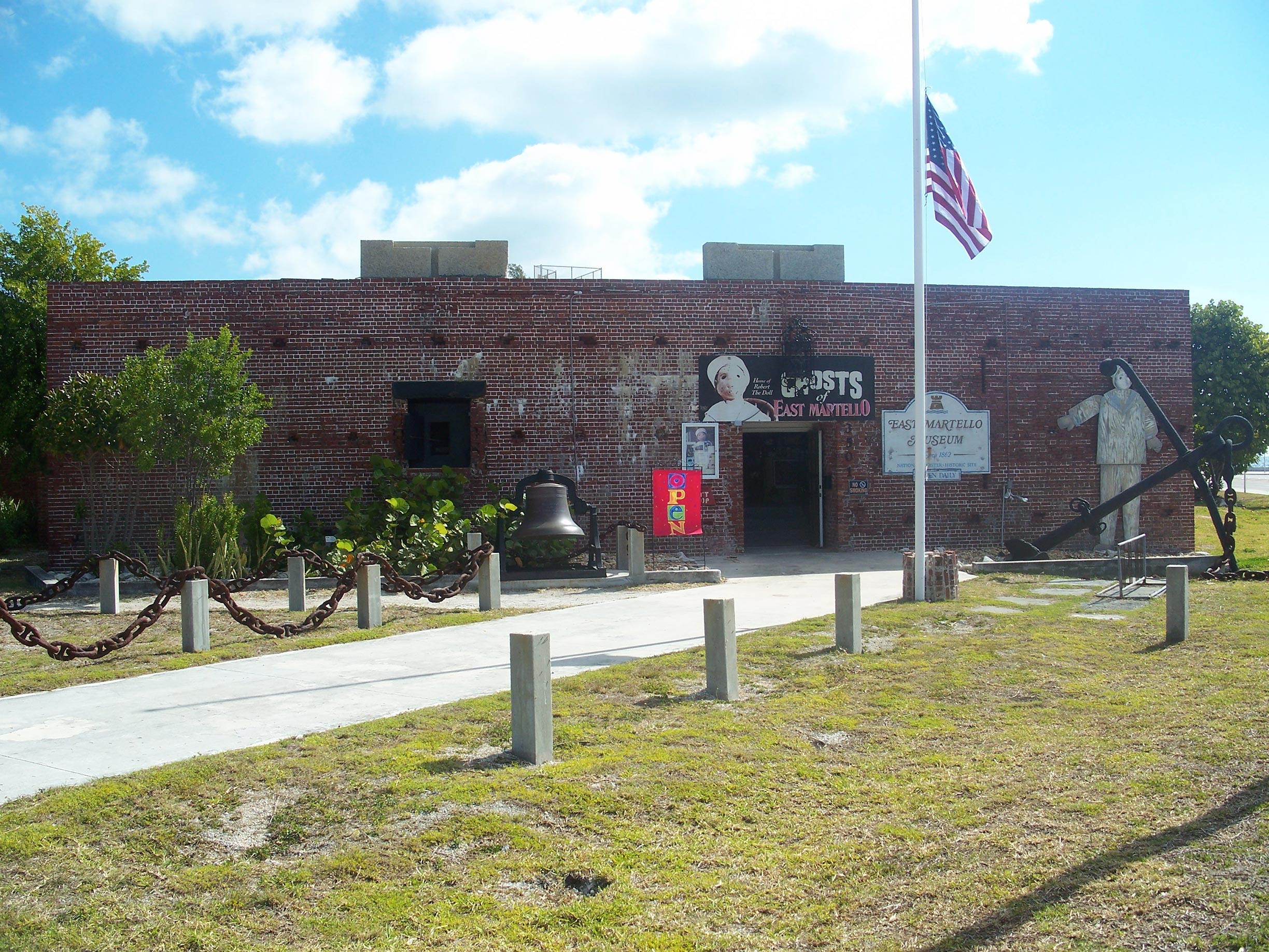 Entrada a la Galería Martello del Museo de Arte e Historia de Key West, Florida