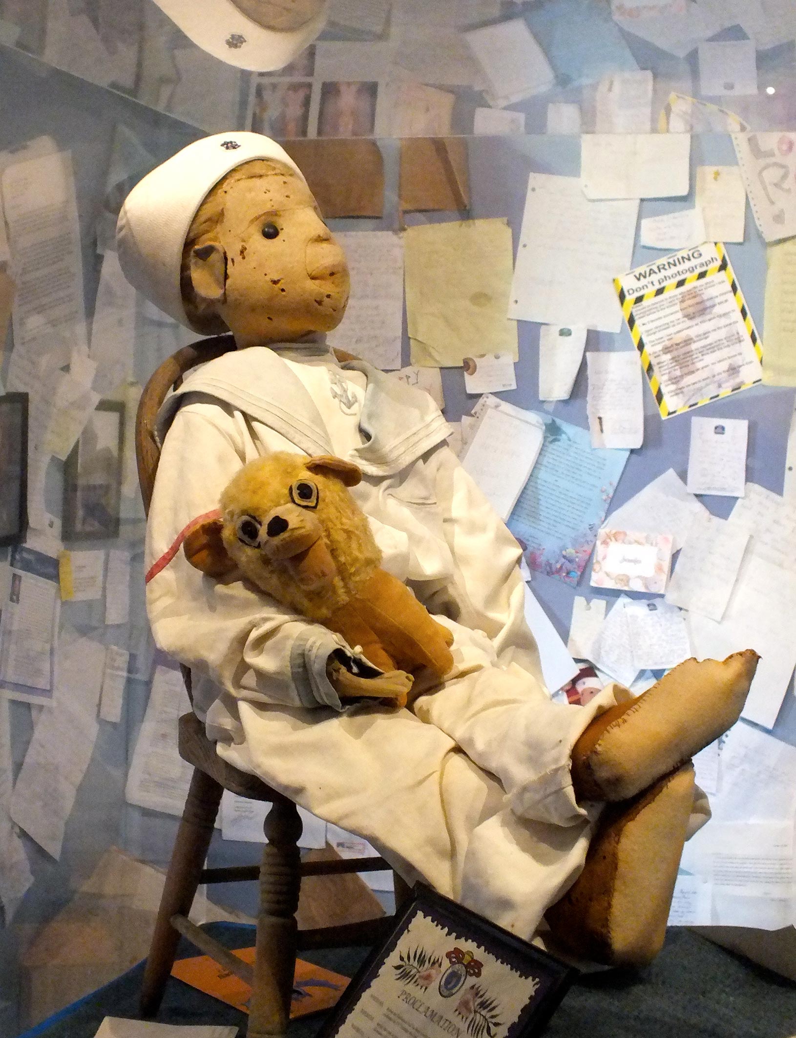 El muñeco Robert en su vitrina del museo con centenares de cartas de disculpa