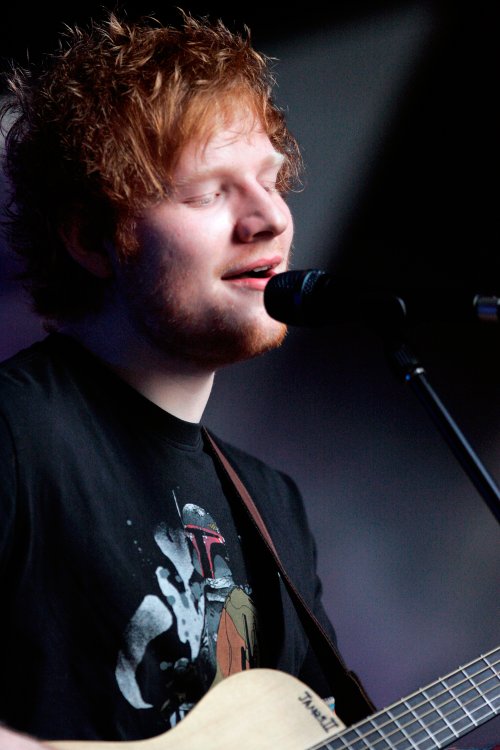 Ed Sheeran cantando con los ojos cerrados durante un show en Australia. 