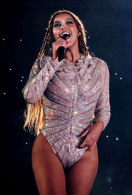 Queen B cantando en un show de Londres con un enterizo de brillantes.