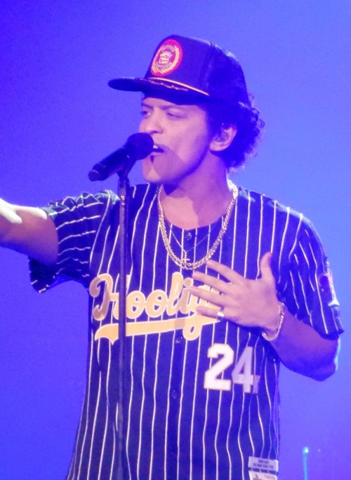 Bruno Mars cantando en su 24K Magic World Tour.
