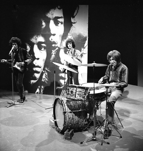 Imagen en blanco y negro de The Jimi Hendrix en un show en vivo.