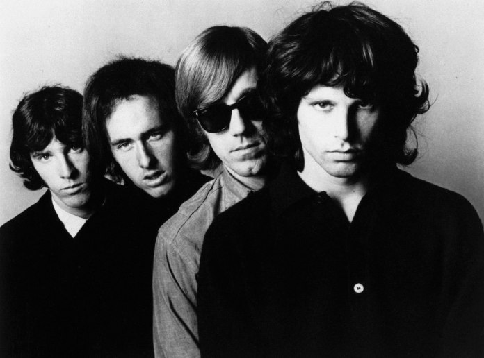Fotografía en blanco y negro de los integrantes de The Doors