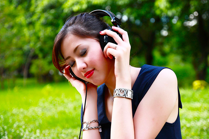 Mujer escuchando música con audífonos