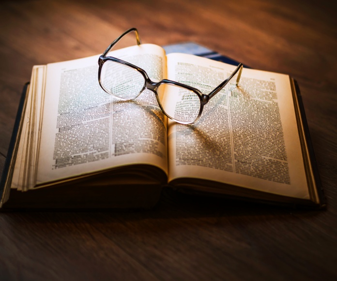 Lentes de lectura sobre un libro abierto.