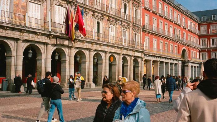 Personas caminando en Plaza Mayor