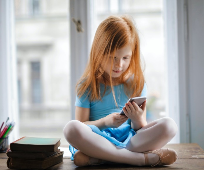 Niña viendo el celular