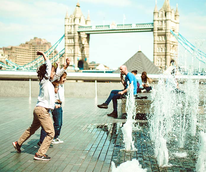 Niños jugando con una fuente de agua en Londres