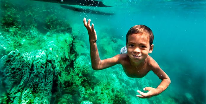 Los niños Moken que pueden ver debajo del agua como delfines.