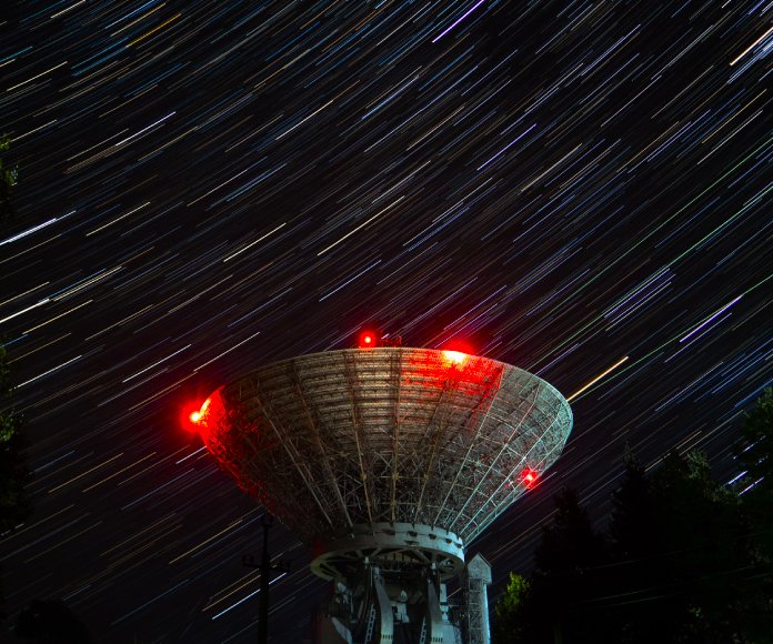 Antena parabólica apuntando al espacio