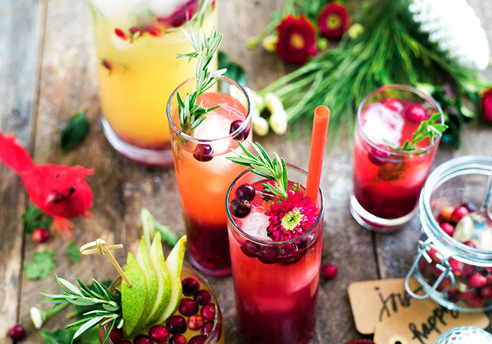 vasos con bebidas de diferentes colores