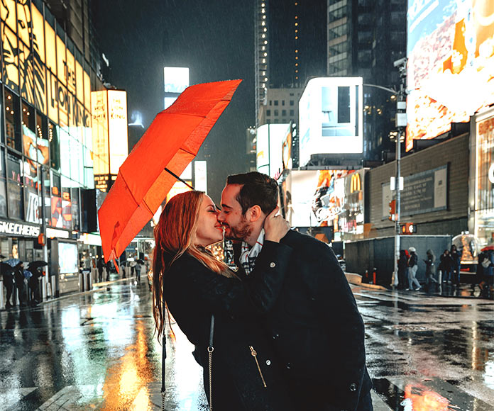 Pareja besandose en Times Square, New York